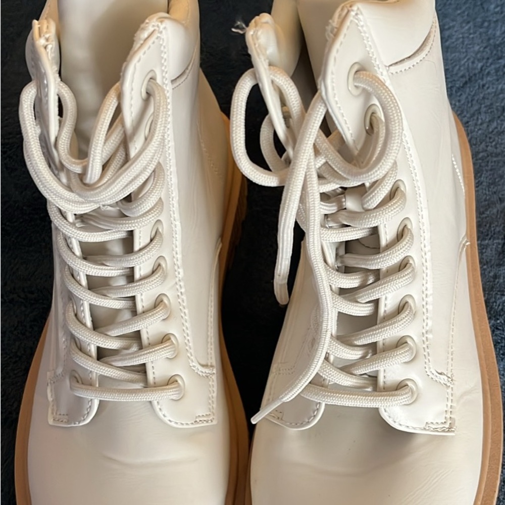 Women's White Lace-Up Boots size 9 NEW
